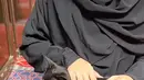 Momen sederhana ini kembali menunjukkan sisi lembut Dian Sastrowardoyo sebagai pribadi yang penuh kasih. Di tengah perjalanan ibadahnya, ia tetap menyempatkan diri berbagi kasih sayang dengan makhluk kecil yang menghampirinya. Kehangatan interaksi itu pun sukses membuat banyak orang gemas dan terinspirasi. (Liputan6.com/IG/@therealdisastr)
