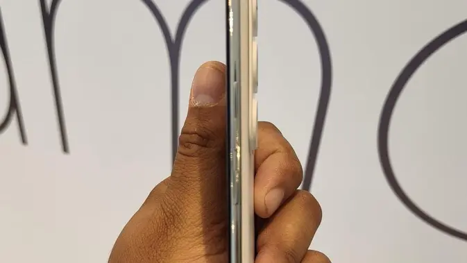 <p>Tecno Spark 40 Pro tampilan body samping dan button. Oleh Matahari Kartika Purusakara/Liputan6.com</p>