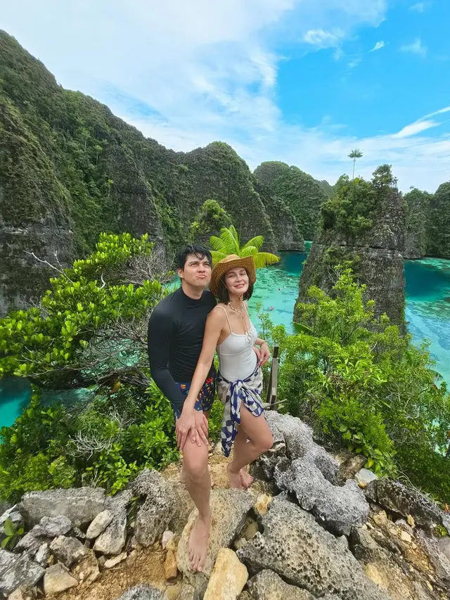 Luna Maya dan Maxime Bouttier Pamer Gaya Resort Wear Kompak Saat Liburan di Raja Ampat