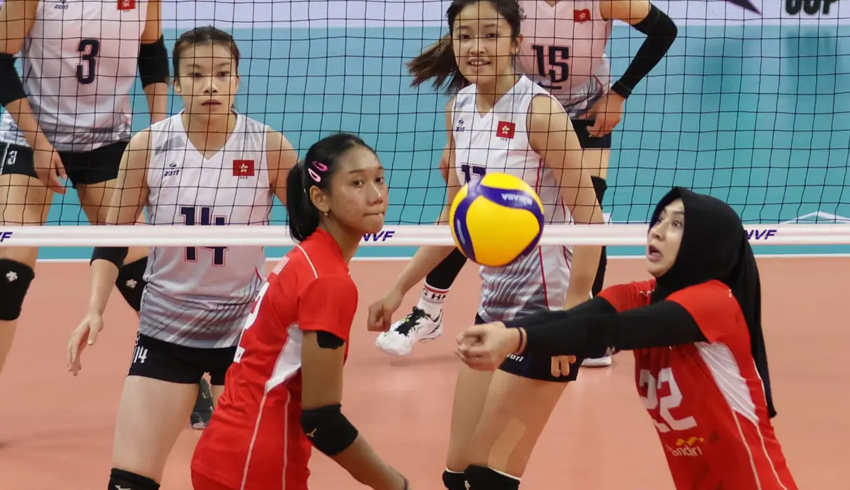 <p>Pemain Timnas Voli putri Indonesia, Alridhania Risqamara (kanan) berusaha mengumpan bola di samping rekannya, Maradanti Namira saat menghadapi Hong Kong pada laga Grup B AVC Challenge Cup 2024 di Rizal Memorial Coliseum, Manila, Filipina, Kamis (23/5/2024) pagi. Indonesia kalah 0-3 (22-25, 24-26, 19-25). (Asian Volleyball Confederation)</p>