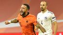 Pemain Belanda, Memphis Depay, melakukan selebrasi usai mencetak gol ke gawang Bosnia and Herzegovina pada laga UEFA Nations League di Johan Cruyff ArenA, Senin (16/11/2020). Belanda menang dengan skor 3-1. (John Thys/Pool via AP)