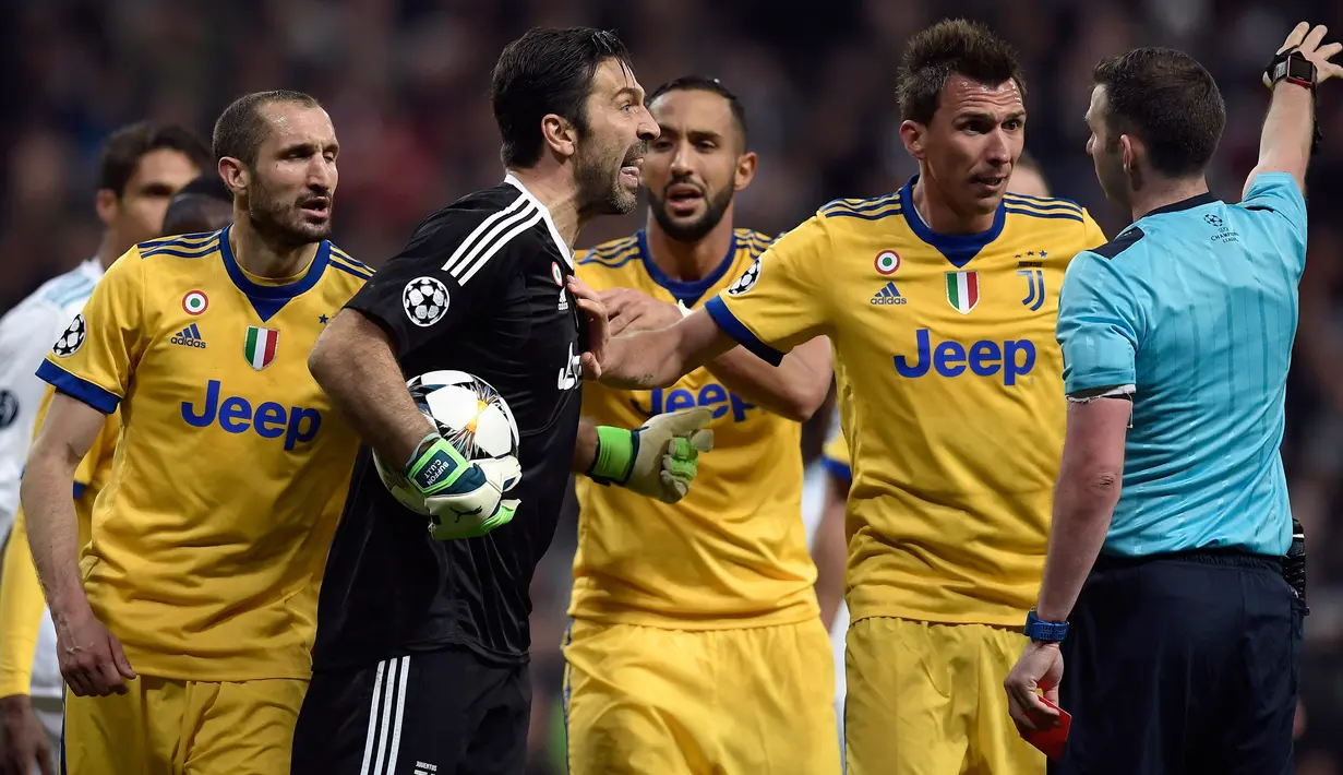 Kiper Juventus, Gianluigi Buffon memprotes wasit Michael Oliver saat bermain di kandang Real Madrid pada leg kedua perempat final Liga Champions, Rabu (11/4). Buffon marah setelaH wasit memberikan hadiah penalti kepada Real Madrid. (OSCAR DEL POZO/AFP)