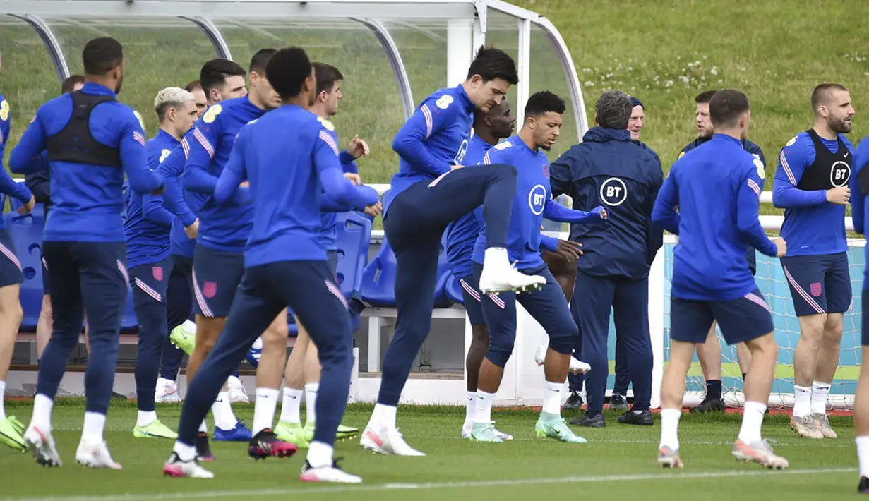 Pemain Inggris Jadon Sancho dan Harry Maguire saat sesi latihan di St George's Park, Burton upon Trent, Inggris, Senin (5/7/2021). Inggris akan melawan Denmark pada pertandingan semifinal Euro 2020. (AP Photo/Rui Vieira)
