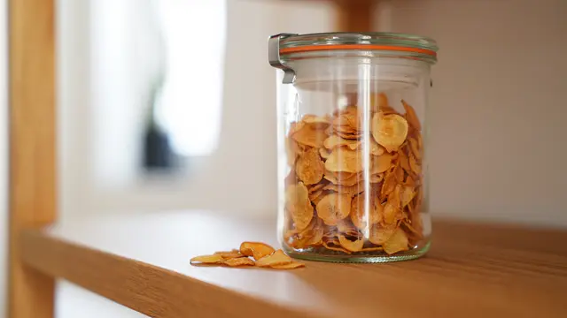 Keripik bawang putih utuh (Foto: Reve Art AI)