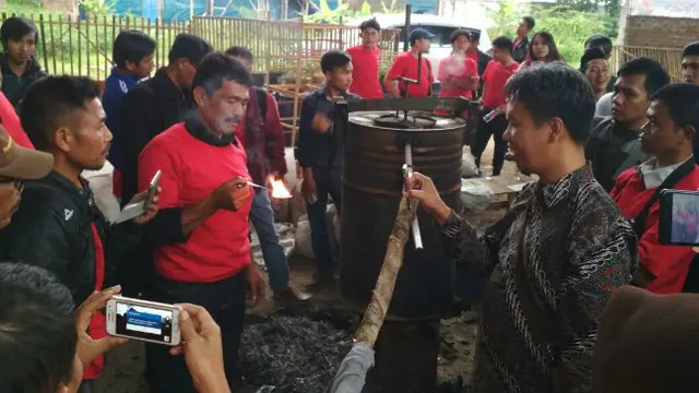 Kreatif, Koperasi di Garut Ini Olah Sampah Plastik Jadi BBM