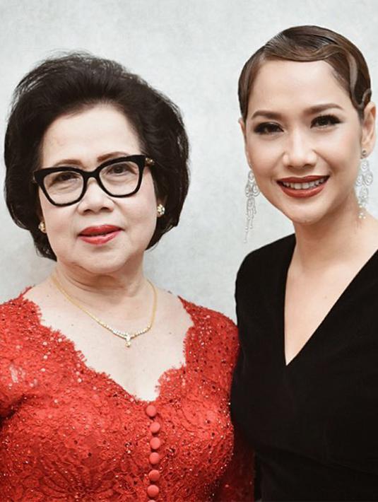 Wanita berusia 36 tahun ini selalu mempunyai hubungan yang hangat dengan keluarga, terutama sang ibu. Banyak netizen memuji hubungan anak dan ibu ini yang selalu harmonis. (Liputan6.com/IG/@bclsinclair)