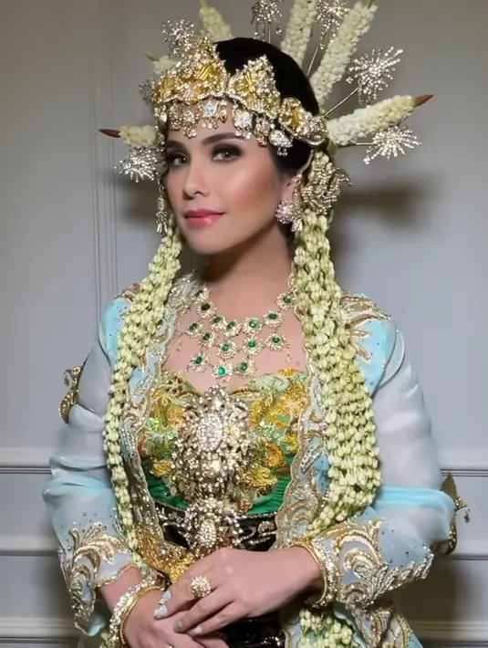 Cantik paripurna, bagaimana menurutmu penampilan Annisa Pohan satu ini, Sahabat Fimela?  [@barry_irawan].