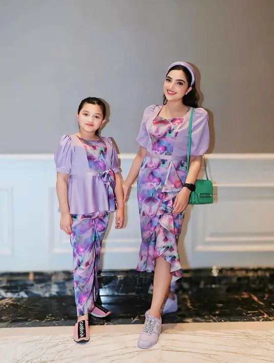 Sang putri, yang menemani Ashanty di acara tersebut, tampil serasi dengan outfit senada.  [@ashanty_ash].