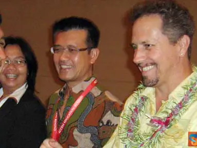 Citizen6, Medan: Gubernur Sumatra Utara, Gatot Pujo nugroho, tertawa saat bertemu sesama alumni profesional muda Indonesia - Amerika, pada peresmian Pameran Pendidikan yang di sponsori Putra Sampoerna Foundation dan Konsulat Amerika Serikat untuk Medan (1
