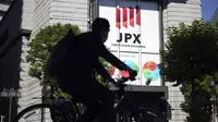 Seorang pengendara sepeda melewati gedung Bursa Efek Tokyo Rabu, 2 November 2022, di Tokyo.&nbsp;(AP Photo/Eugene Hoshiko)