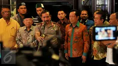  Kepala BIN, Sutiyoso,  Kapolri Jenderal Badrodin Haiti, serta Tokoh Lintas Agama saat melakukan konferensi pers di kediaman Kepala BIN, Jakarta, Kamis, (23/7/2015). Pertemuan membahas penanganan kerusuhan di Tolikara, Papua. (Liputan6/JohanTallo)