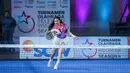 Selebritas Indonesia, Davina Karamoy memukul bola ke lawan dalam laga semifinal ganda campuran padel Turnamen Olahraga Selebriti Indonesia (TOSI) Season 4 di GOR UNJ, Jakarta, Minggu (02/11/2025). (Bola.com/Bagakara Lazuardi)