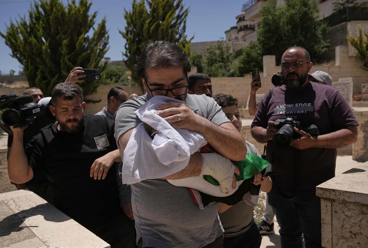 FOTO: Bayi Palestina Tewas Setelah Mobil Keluarga Ditembak Israel