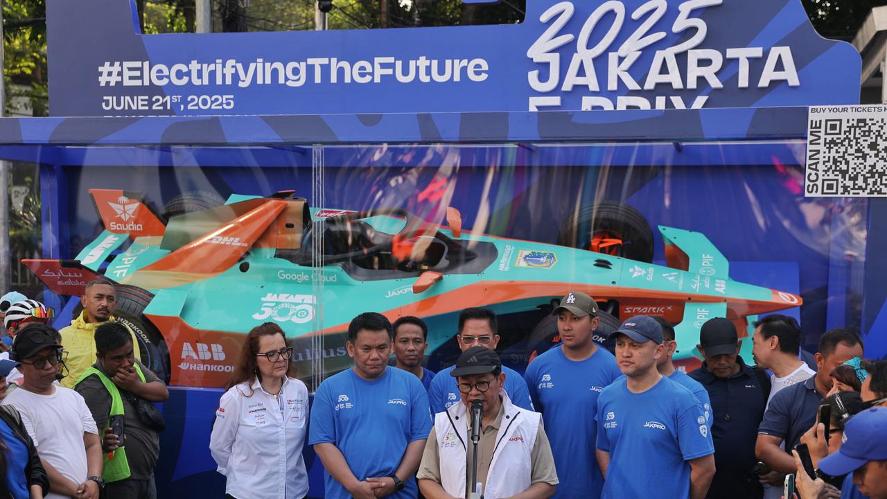 Kunjungi Pameran Replika Mobil Balap Formula E, Gubernur Pramono Ajak Warga Meriahkan Jakarta E-Prix 2025