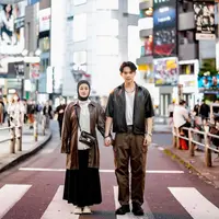 Tak ketinggalan, pasangan Dinda Hauw dan Rey Mbayang juga pernah mengunjungi Jepang untuk berwisata. kerap menggunakan pakaian serasi, kali ini busana keduanya didominasi bahan leather berwarna coklat. [Instagram/dindahw]