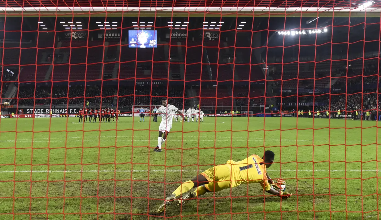 Kiper Rennes, Edouard Mendy menangkap bola tembakan pemain Amiens saat adu penalti pada Piala Prancis di Roazhon Park di Rennes, Prancis pada 4 Januari 2020. Edouard Mendy dibeli Chelsea dari Rennes sekitar  22 juta pound. (AFP/Sebastien Salom-Gomis)