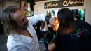 Penata rambut, Alberto Olmedo membakar ujung rambut pelanggannya di Madrid, Spanyol, 29 Desember 2018. Pria tersebut memilih menggunakan pedang samurai, api dan cakar besi untuk mewujudkan gaya rambut impian pelanggan. (AP/Manu Fernandez)