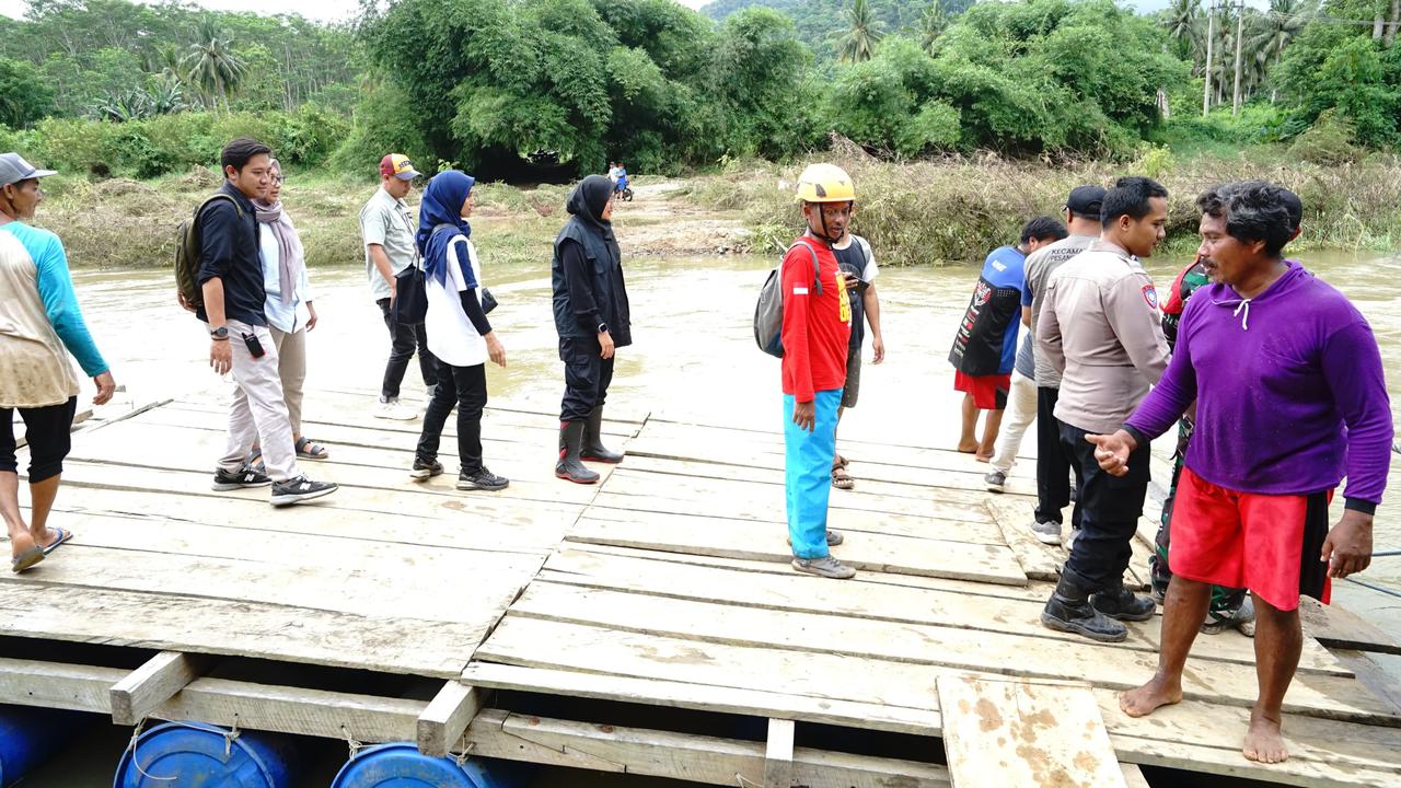 Tinjau Banjir Sukamade, Bupati Ipuk Pastikan Ketersedian Logistik  Warga Terdampak