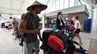 Wisatawan antre memasuki terminal keberangkatan Bandara Lombok Praya di pulau Lombok, NTB, Senin (6/8). BNPB melaporkan Bandara Lombok Praya pada pagi ini menjalani aktivitas seperti biasa setelah gempa dahsyat berkekuatan 7,0 SR. (AFP/Adek BERRY)