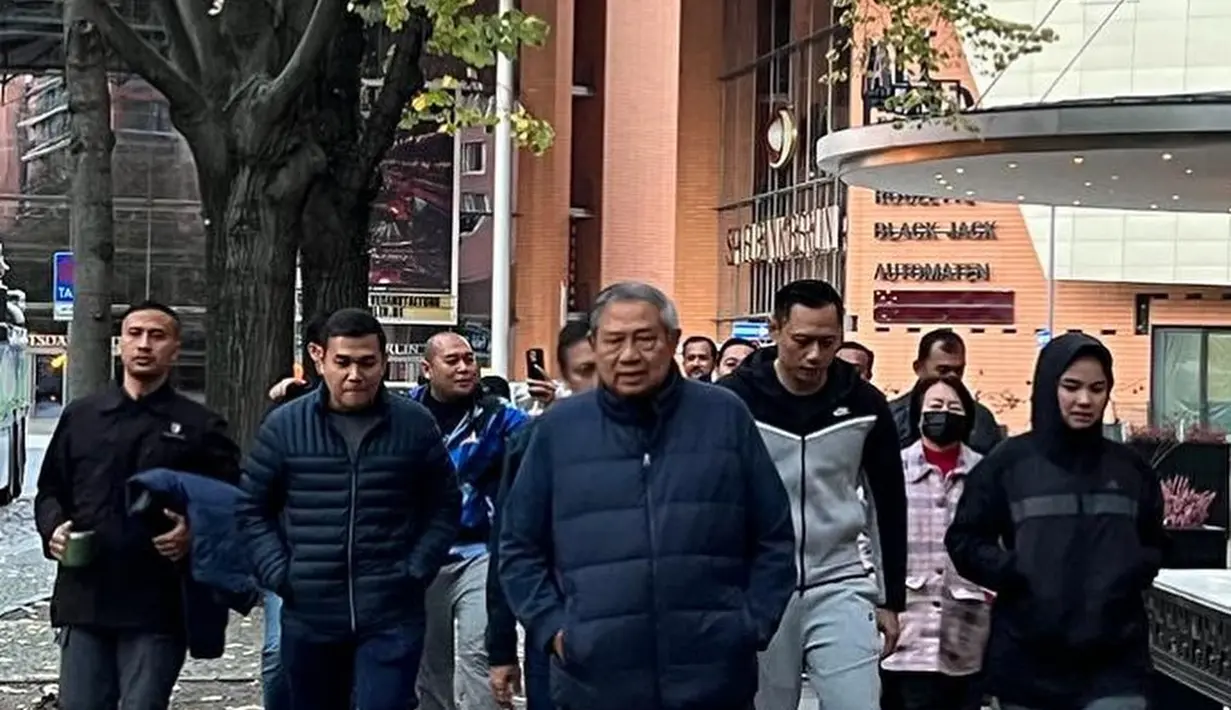 Netizen menyorot SBY yang bugar meski usia tak lagi muda. Mereka melantun doa dan salam kepada mertua Annisa Pohan. “Masyaallah pajang umur buat beliau Pak SBY, semoga selalu dlm lindungan Allah sehat-sehat terus ya pak SBY,” cuit @roya****. “Love u full Bapak SBY... Sehat2 selalu njih Bapak. Kangen dengan beliau,” @trira**** menyahut. “Semoga Pak SBY sehat selalu,” akun @kris**** menambahkan. (Foto: Dok. Instagram @annisayudhoyono)