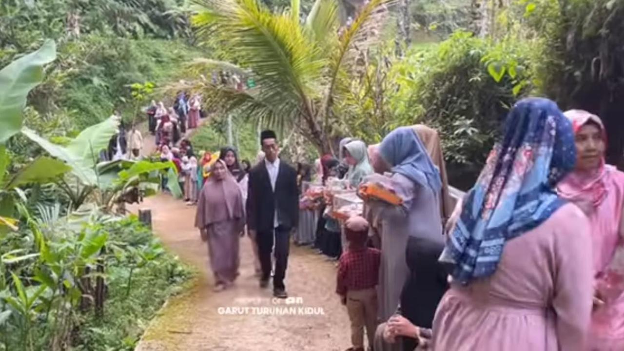 Unik, Warga Kampung Ini Bawa Seserahan Pernikahan Mulai dari Kasur hingga Lemari