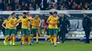 Gelandang Australia, Mile Jedinak (ketiga dari kiri) merayakan selebrasi usai mencetak gol kegawang Jerman saat laga persahabatan di Stadion Fritz-Walter, Kamis (26/3/2015). Jerman bermain Imbang 2-2 atas Australia. (REUTERS/Ralph Orlowski)