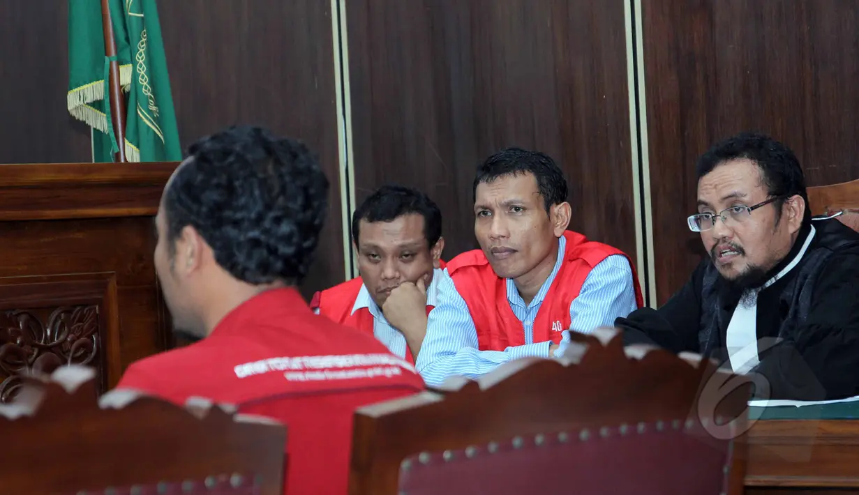 Suasana sidang lanjutan kasus Trio Macan 2000 di Pengadilan Negeri Jakarta Selatan, Senin (11/5/2015).  Terdakwa Raden Nuh (tengah) dan Edi Syahputra (kiri) tampak memperhatikan keterangan saksi. (Liputan6.com/Helmi Afandi)