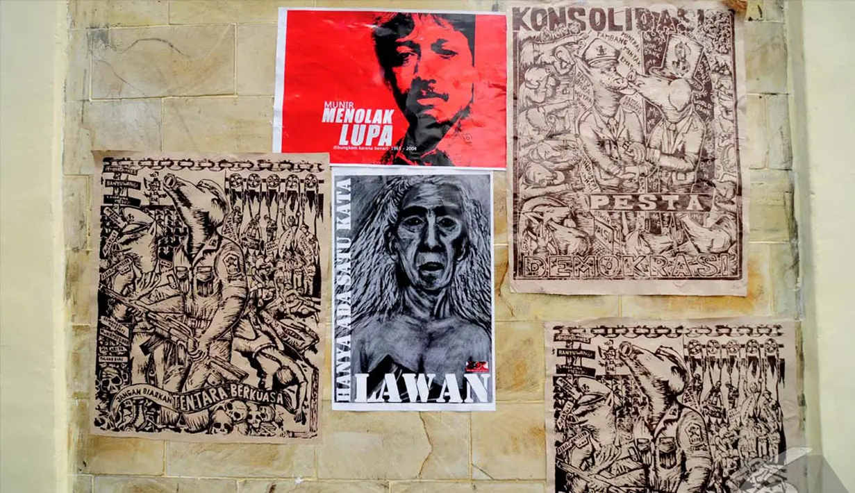 Aneka macam gambar dan poster yang ditempel di depan kantor KPU, Jakarta, Senin (7/7/2014) (Liputan6.com/Faizal Fanani) 