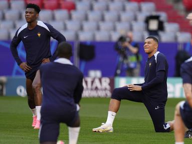 Pemain Prancis, Kylian Mbappe, saat mengikuti sesi latihan jelang hadapi Spanyol pada laga semifinal Euro 2024 di Munich, Jerman, Senin (8/7/2024). (AP Photo/Hassan Ammar)