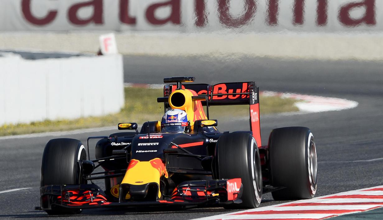 Pebalap Infiniti Red Bull Racing, Daniel Ricciardo mencatat waktu terbaiknya 1m25,235s pada sesi kedua tes pramusim di Sirkuit Catalunya, Barcelona, Rabu (2/3/2016). Malam WIB. (AFP/Josep Lago)