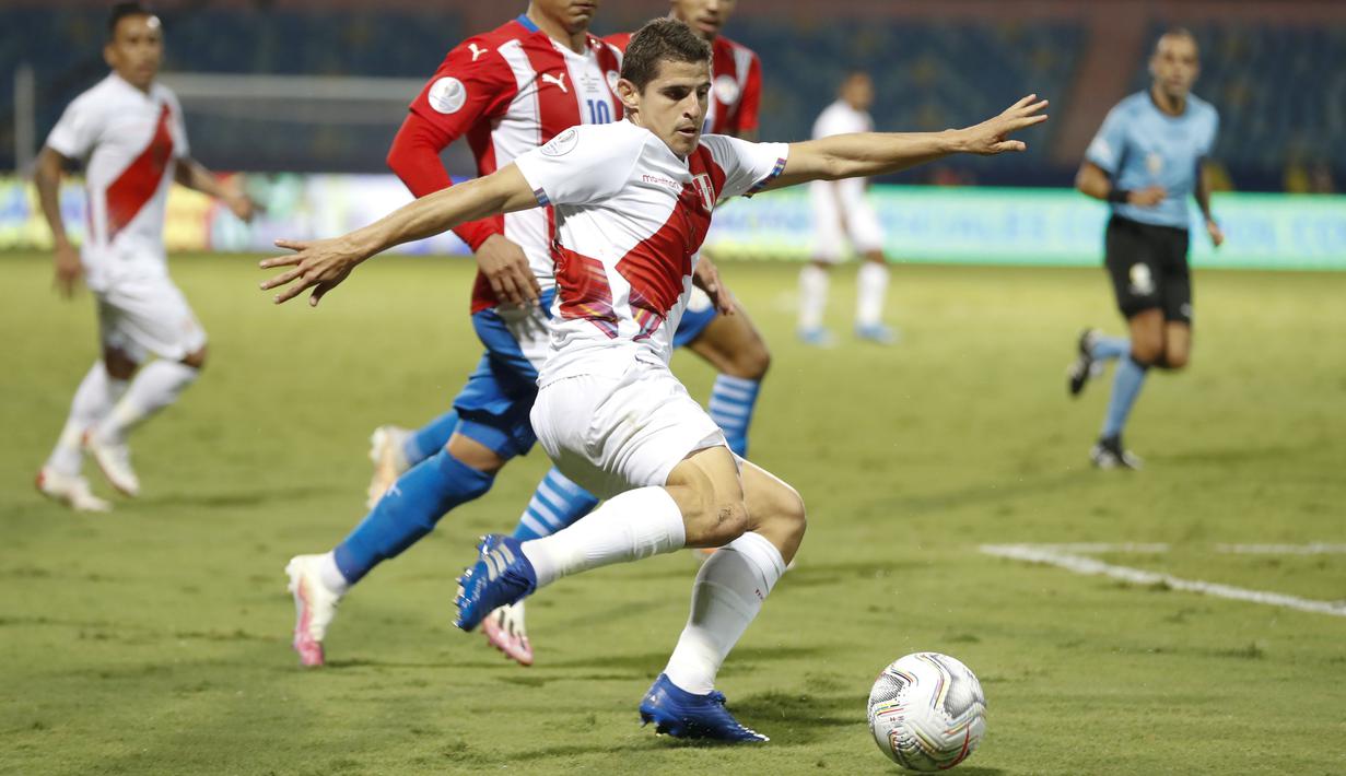 Pada laga yang digelar di Estadio Olimpico Pedro Ludovico ini Peru tampil lebih mendominasi dengan penguasaan bola mencapai 65 berbanding 35 persen. (AP/Andre Penner)