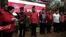 Ketum PDIP Megawati Soekarnoputri menyerahkan dokumen kepada pasangan cagub-cawagub PDIP di Kantor DPP PDIP, Jakarta, Minggu (17/11). Megawati mengumumkan pasangan cagub-cawagub Riau, Sultra, NTT dan Maluku. (Liputan6.com/Faizal Fanani)