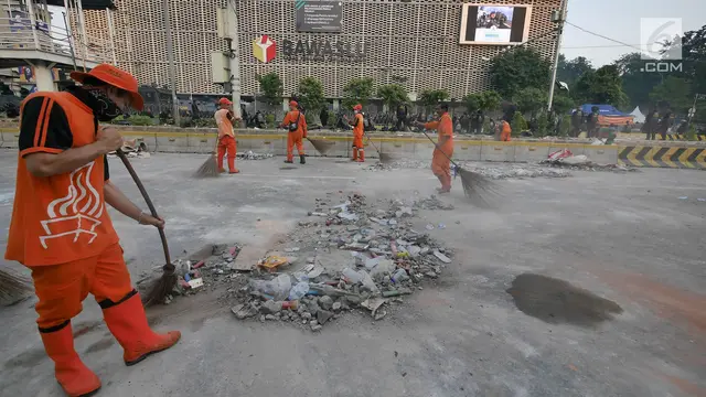 Pasukan Oranye Bersihkan Sisa Sampah Kerusuhan