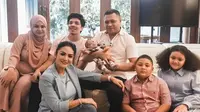 Krisdayanti dan Raul Lemos gendong Baby Ameena (Sumber: Instagram/krisdayantilemos)