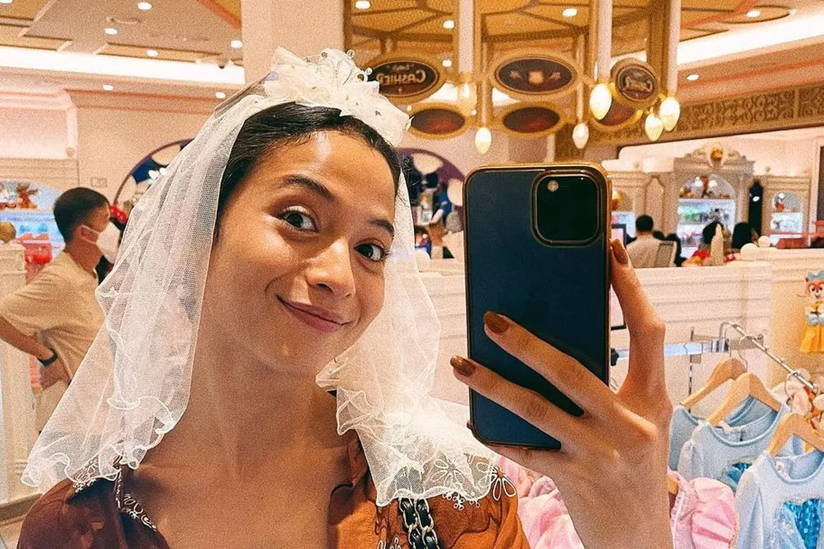 8 Inspirasi OOTD Kasual Putri Marino Saat Mirror Selfie di Korea Selatan