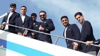 Foto yang diberikan ini, diambil dan dirilis oleh Kantor Pers Federasi Sepak Bola Iran pada 6 Juni 2026, menunjukkan para pemain Timnas Iran (Dari Kiri) bek Mehdi Torabi, pemain sayap kiri Mehdi Ghayedi, gelandang Amirmohammad Razzaghinia, pemain sayap kiri Mohammad Mohebi, dan kiper Payam Niazmand menaiki pesawat di Bandara Antalya menjelang keberangkatan mereka ke Meksiko untuk turnamen sepak bola Piala Dunia 2026, di Antalya, Turki, pada 6 Juni 2026. Iran mengecam Amerika Serikat pada 6 Juni karena menolak visa kepada beberapa staf pendukung skuad Piala Dunia mereka karena para pemain untuk meninggalkan Turki menuju Meksiko. (Foto: Kantor Pers Federasi Sepak Bola Iran/AFP)