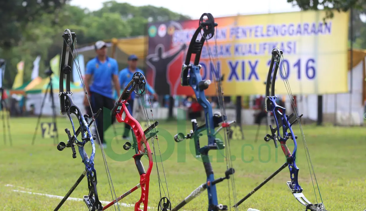 Para Atlet Panahan saat beraksi pada Kualifikasi PON XIX-2016 Jawa Barat di Lapangan Panahan Senayan, Jakarta, Selasa (24/11/2015). (Bola.com/Nicklas Hanoatubun)