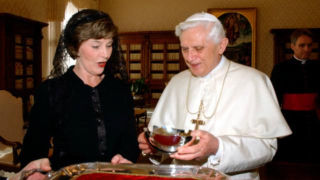 Laura Bush saat bertemu Paus Benediktus XVI di Vatikan pada 2006