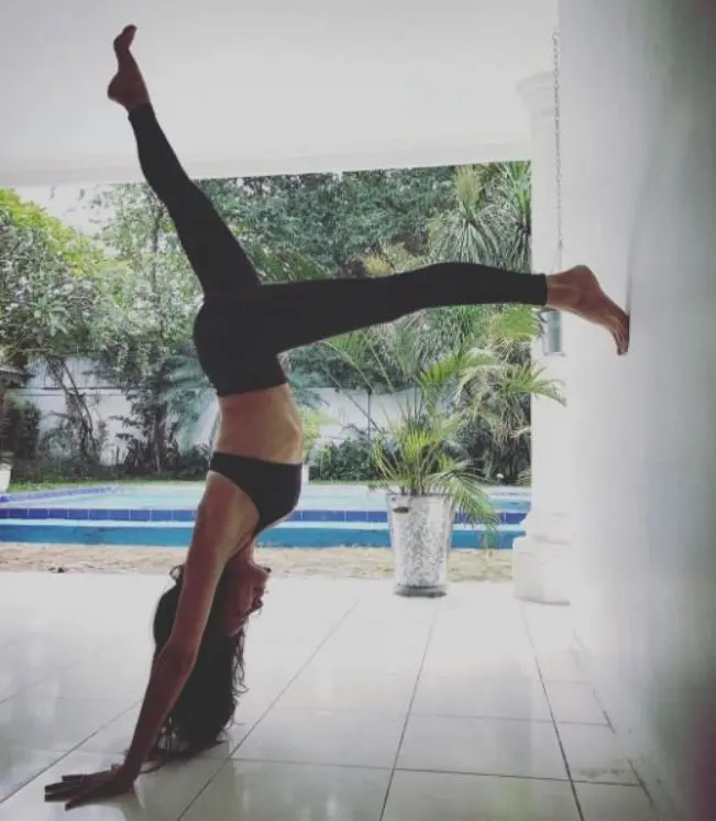 Sophia Latjuba saat berpose yoga terbalik. (Instagram - @sophia_latjuba88)