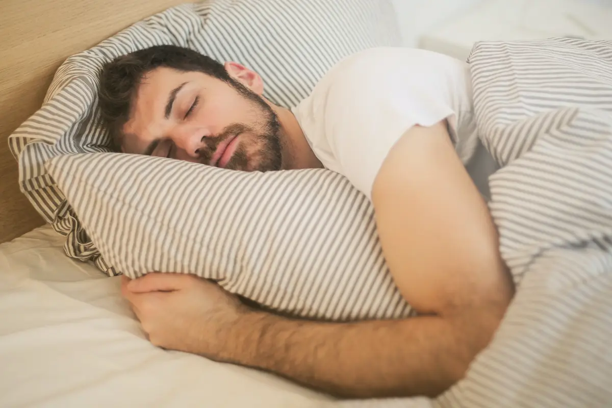 pria tidur