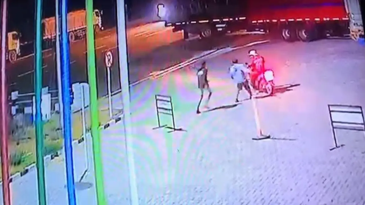 Gengster bersenjata tajam beraksi di jalan Pantura Tuban. (Istimewa)