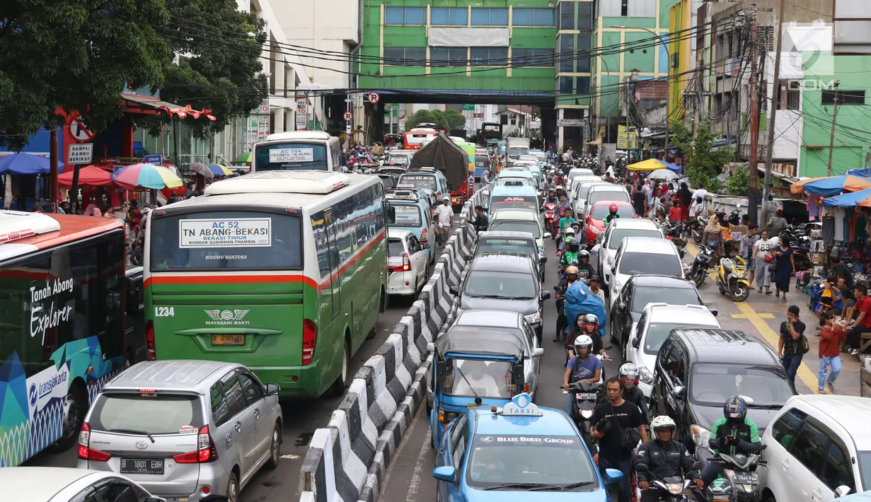 Kondisi arus lalu lintas yang macet di kawasan Tanah Abang, Jakarta, Sabtu (23/12). Penataan kawasan Stasiun Tanah Abang, Jakarta Pusat, dianggap sejumlah warga khususnya pengendara memperparah kemacetan di sekitarnya. (Liputan6.com/Angga Yuniar)