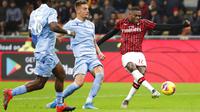 Pemain AC Milan, Rafael Leao, melepaskan tendangan ke gawang Lazio pada laga Serie A 2019 di Stadion San Siro, MInggu (3/11). AC Milan takluk 1-2 dari Lazio. (AP/Antonio Calanni)