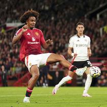 Pemain Manchester United, Joshua Zirkzee, mencetak gol ke gawang Fulham pada laga Liga Inggris di Stadion Old Trafford, Sabtu (17/8/2024). (Martin Rickett/PA via AP)