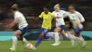Pemain Timnas Brasil, Kerolin (kedua kiri) berusaha melewati sejumlah pemain Timnas Inggris pada laga Finalisima Putri 2023 di Stadion Wembley, London, Jumat (07/04/2023) WIB. The Three Lions secara dramatis mengalahkan Brasil dengan skor 4-2 dalam babak adu penalti setelah bermain imbang 1-1 di waktu normal. (AP Photo/Ian Walton)