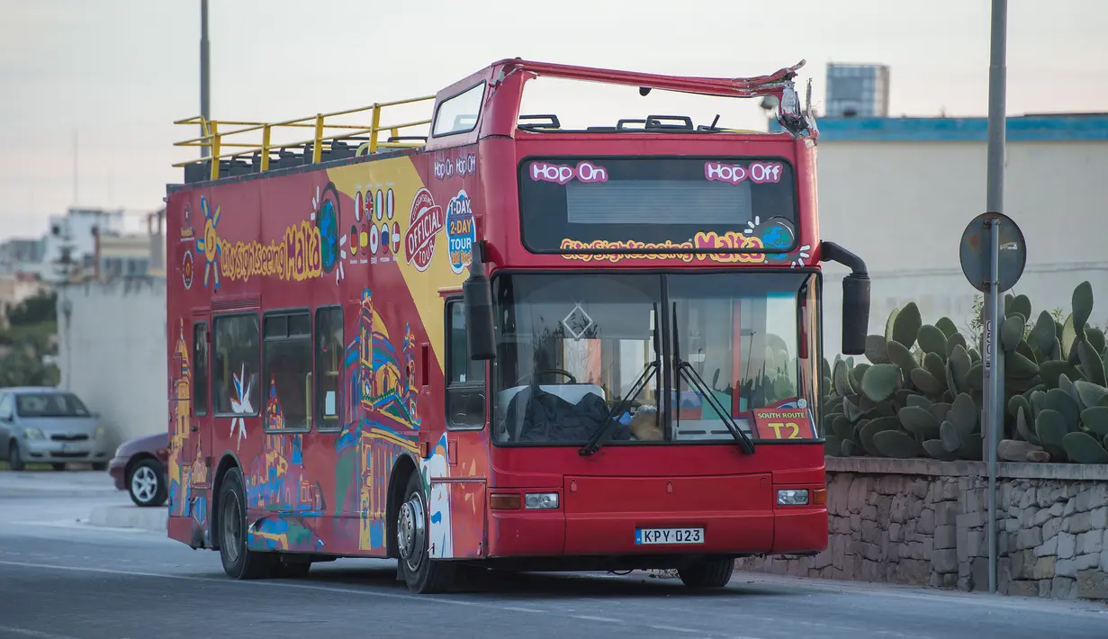 Kondisi sebuah bus wisata tingkat beratap terbuka yang menabrak dahan pohon di Zurrieq, Malta, Senin (9/4). Tim penyelamat harus menggunakan derek untuk mengangkat penumpang yang terluka dengan tandu dari atas dek. (AP Photo/Rene Rossignaud)