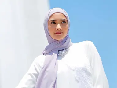 Jauh sebelum jalani umrah, Nadya Arina memang pernah tampil berhijab saat jalani aktivitasnya menjadi model. Beberapa kali ia pun bermain sinetron maupun film dengan mengenakan hijab. Sosoknya pun memang langsung memiliki banyak perbedaan dengan penampilan yang biasanya. (Liputan6.com/IG/@nadyaarina)