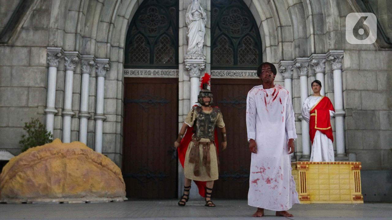 Peringatan Jalan Salib di Gereja Katedral Jakarta