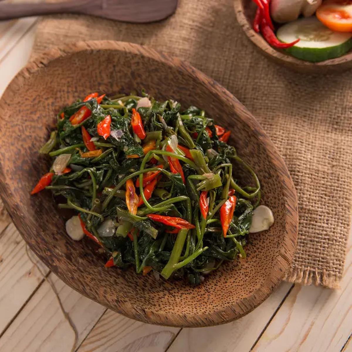 3 Langkah Mudah Membuat Cah Kangkung Tetap Hijau Segar Seperti di Restoran
