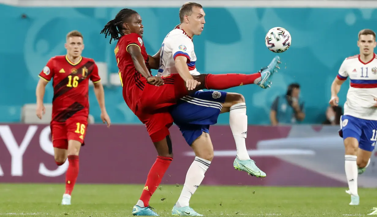Bek timnas  Belgia, Dedryck Boyata dan penyerang Rusia, Artem Dzyuba berebut bola pada Matchday 1 Grup B Euro 2020 di Stadion Saint-Petersburg, Minggu (13/6/2021) dini hari WIB. Rusia berhasil mengandaskan Rusia 3-0 dengan dua gol dari Romelu Lukaku. (Anatoly Maltsev/Pool via AP)